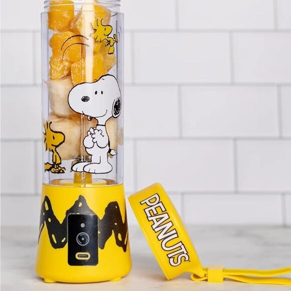 Uncanny Brands Peanuts, Snoopy, & Woodstock USB Rechargeable Portable Blender - Picture 4 of 11